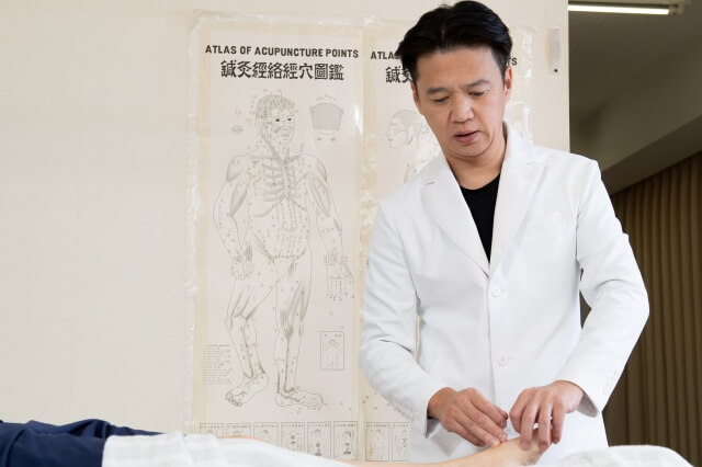 院長の鍼灸施術