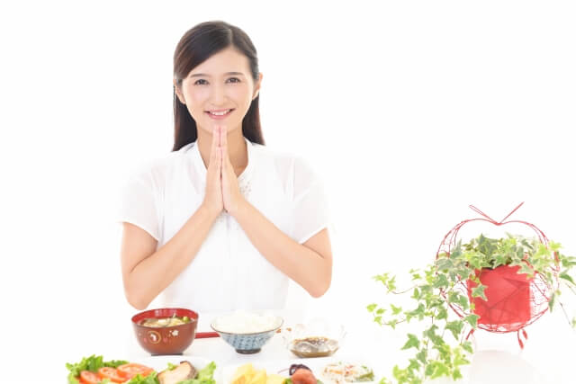 朝食を食べる女性