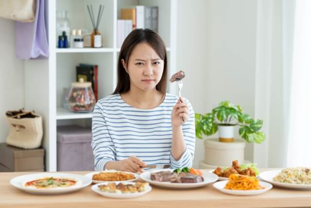 お肉を持つ女性
