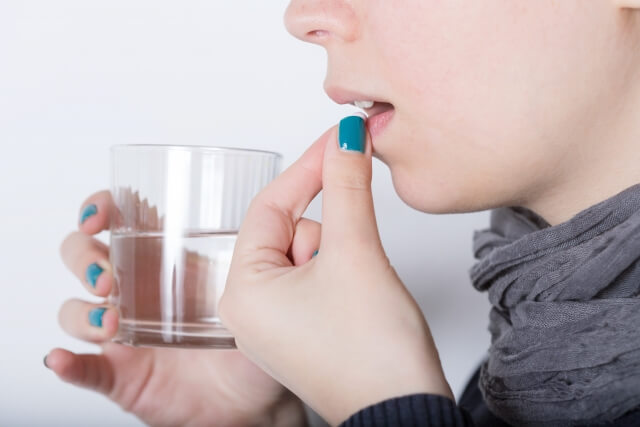 水を飲む女性