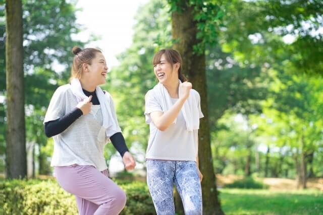 運動をする女性