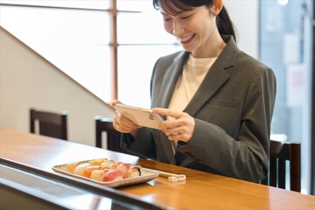 写真を撮る女性