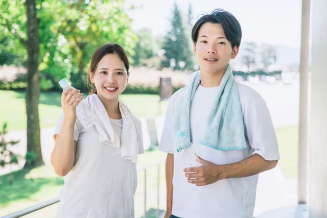 笑顔の男女