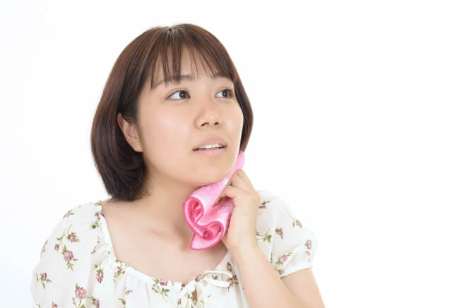 汗を拭く女性
