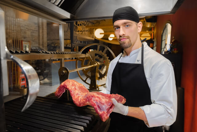 肉を持つ男性